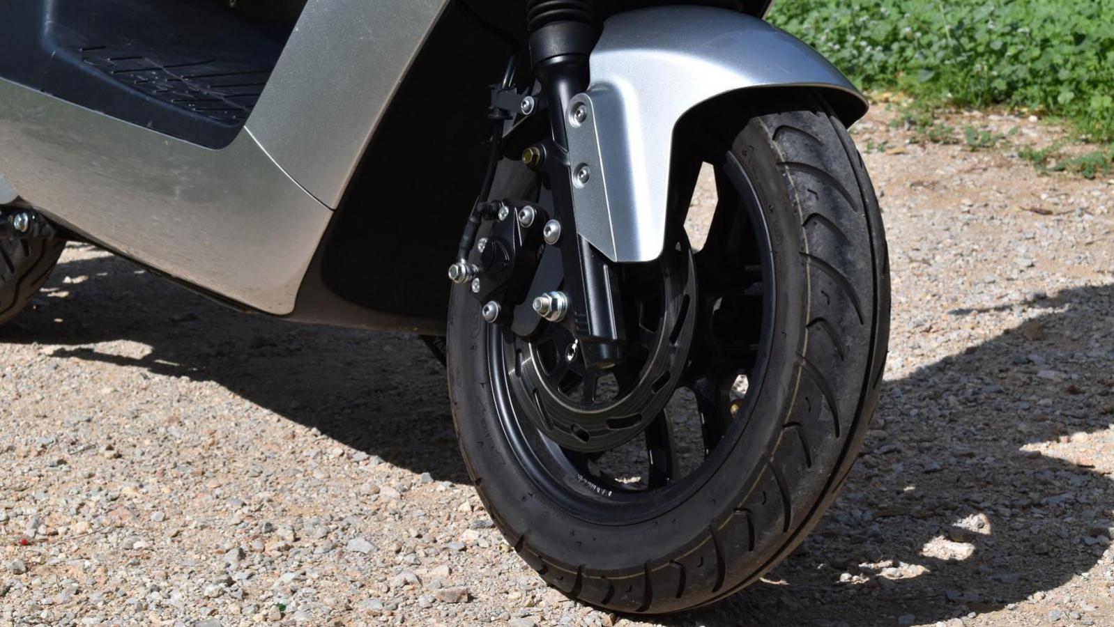 Yadea G5S: Με cruise control και δύο αποσπώμενες μπαταρίες