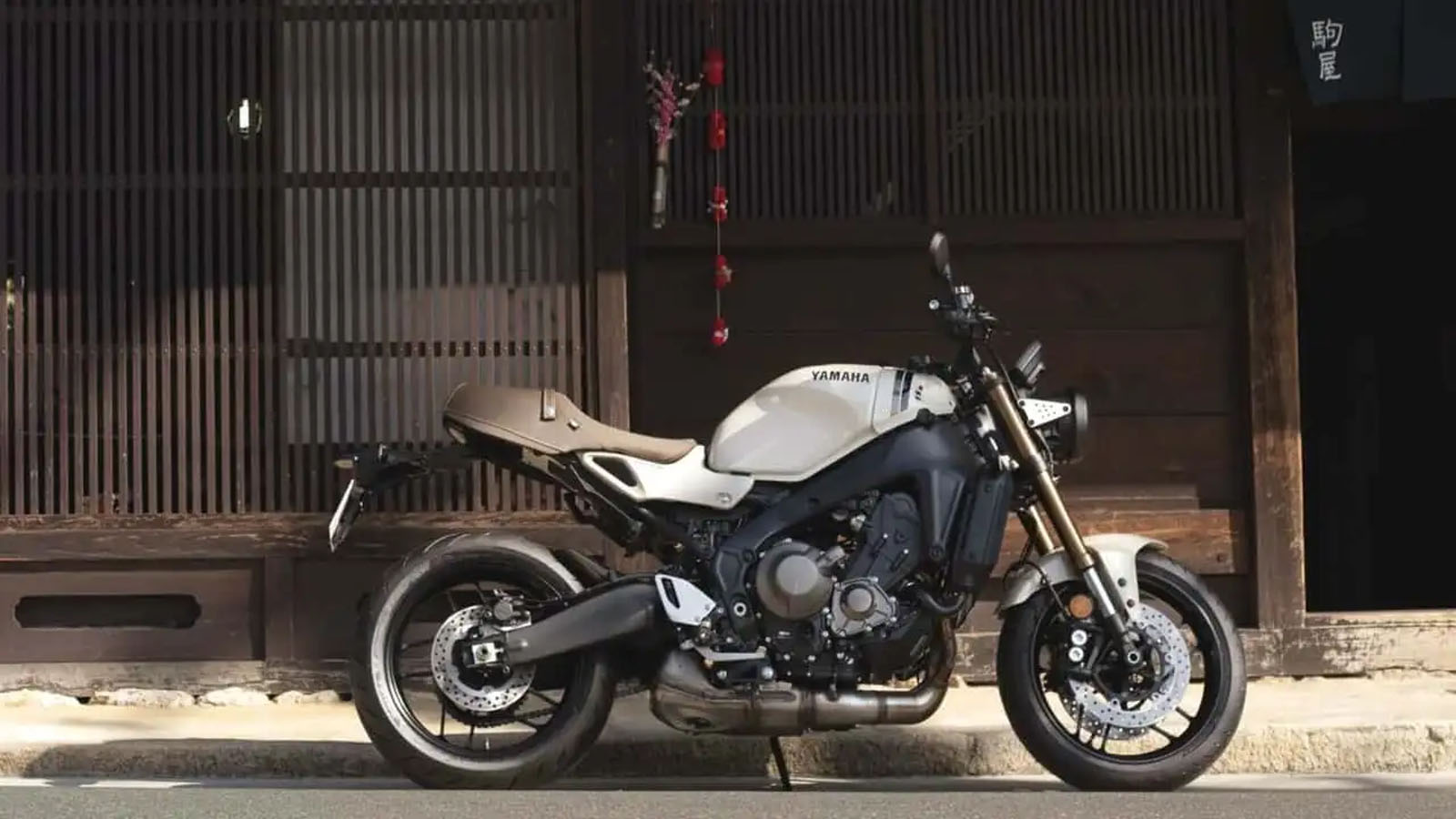 Yamaha XSR900: Το νεο-ρετρό επιδόσεων σε εντυπωσιακό χρωματισμό Ceramic Ivory