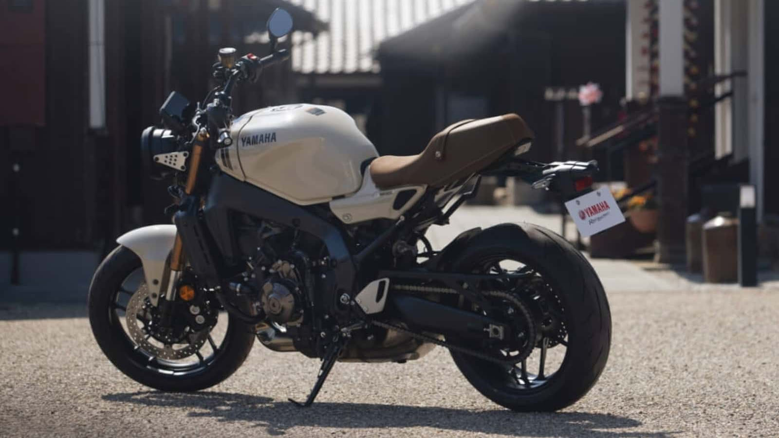Yamaha XSR900: Το νεο-ρετρό επιδόσεων σε εντυπωσιακό χρωματισμό Ceramic Ivory