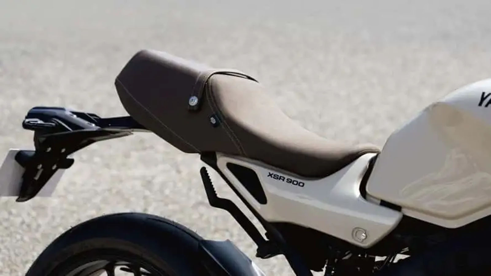 Yamaha XSR900: Το νεο-ρετρό επιδόσεων σε εντυπωσιακό χρωματισμό Ceramic Ivory