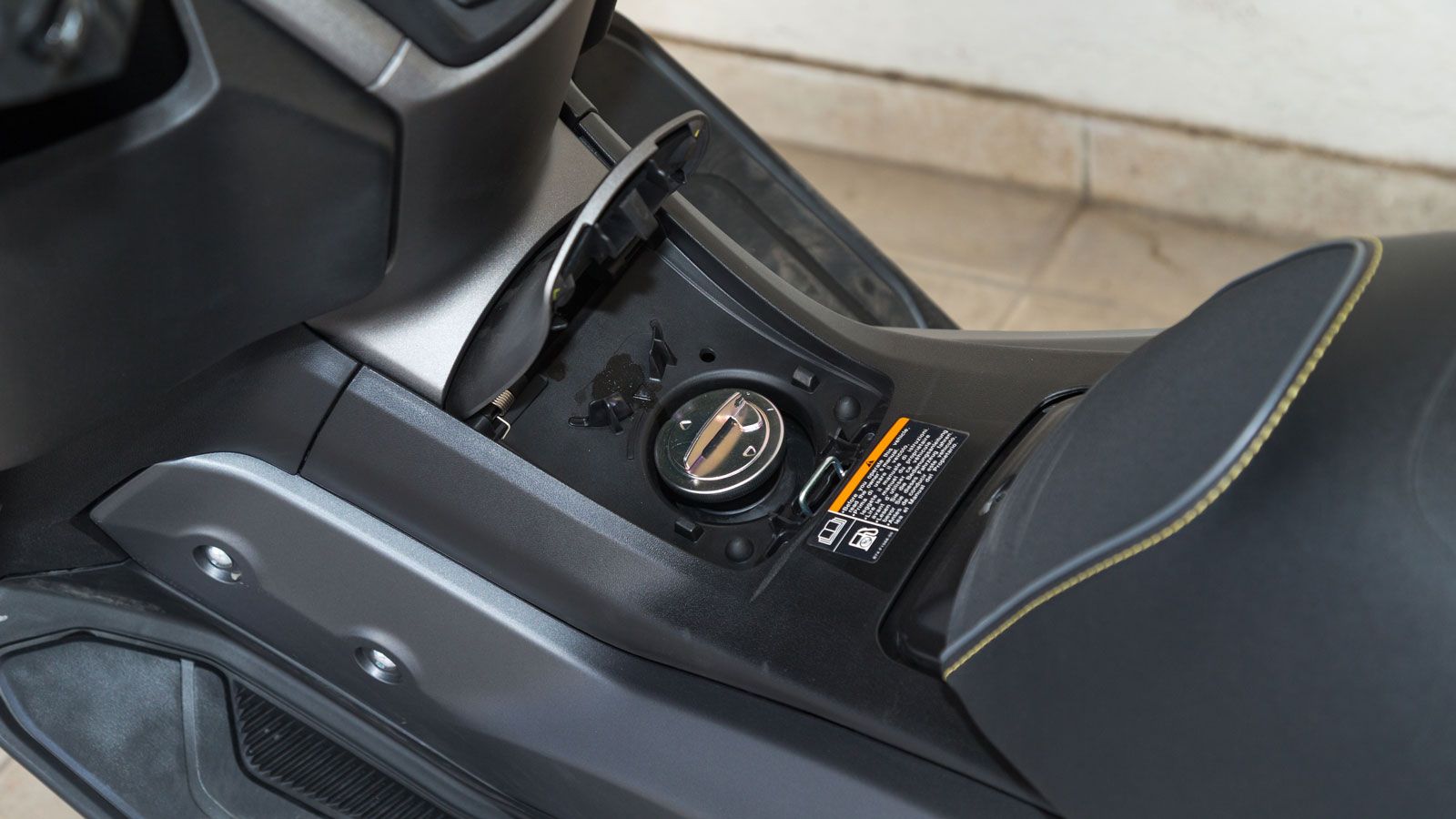 Τα πόδια έχουν αρκετό χώρο να απλωθούν χάρη στις κεκλιμένες πλατφόρμες, υποστηρίζοντας μια ξεκάθαρα GT θέση οδήγησης και η τάπα για το ρεζερβουάρ βρίσ