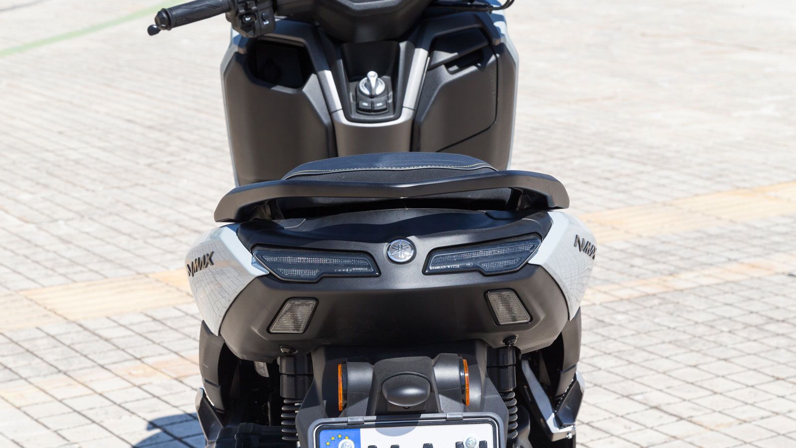 Ο συνεπιβάτης απολαμβάνει άνεση με ξεχωριστό επίπεδο σέλας, αναδιπλούμενα μαρσπιέ και στιβαρές χειρολαβές.