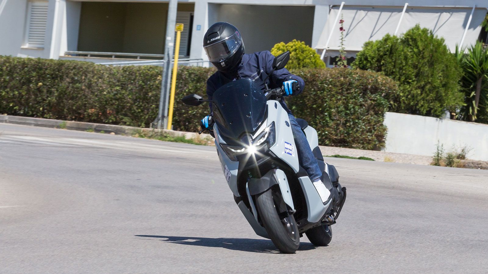 Στην έκδοση Tech MAX, η καθημερινότητα αποκτά  λίγη παραπάνω πολυτέλεια – όχι επιδεικτική, αλλά ουσιαστική.