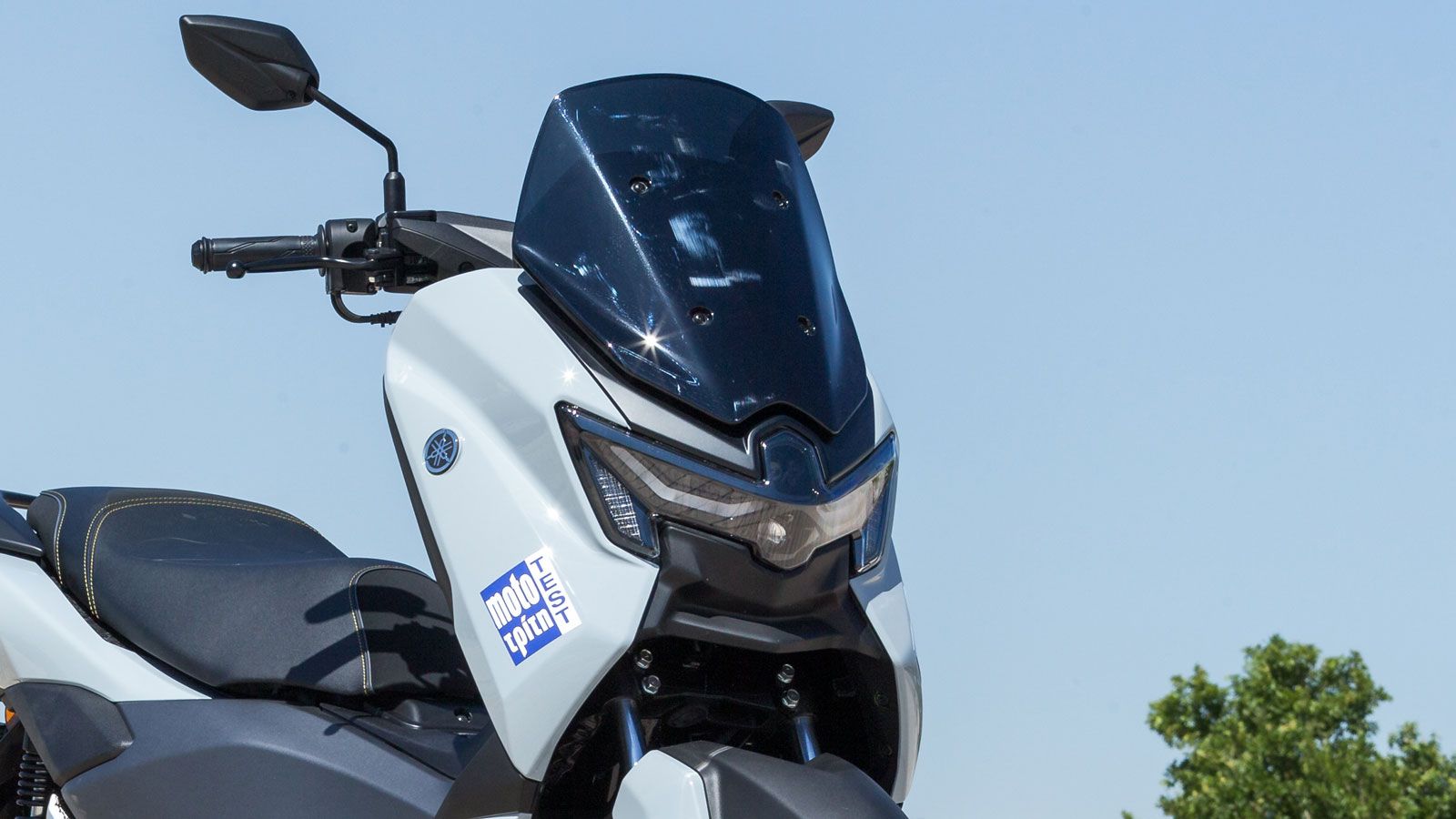 Η εμπρός όψη, με τα χαρακτηριστικά LED φώτα και τη χαμηλή φιμέ ζελατίνα, του δίνουν ένα μοντέρνο, GT προφίλ, ενώ η γενική του σιλουέτα δείχνει δεμένη 