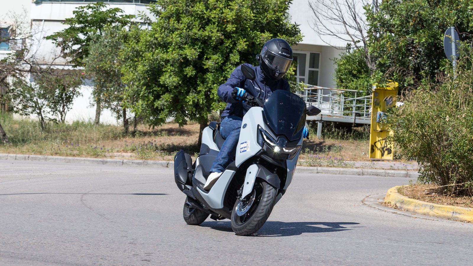 Στην Ευρώπη, οι αριθμοί μιλούν από μόνοι τους: Πρόκειται για ένα από τα πιο εμπορικά 125άρια, με χιλιάδες αναβάτες να το επιλέγουν όχι επειδή «φωνάζει