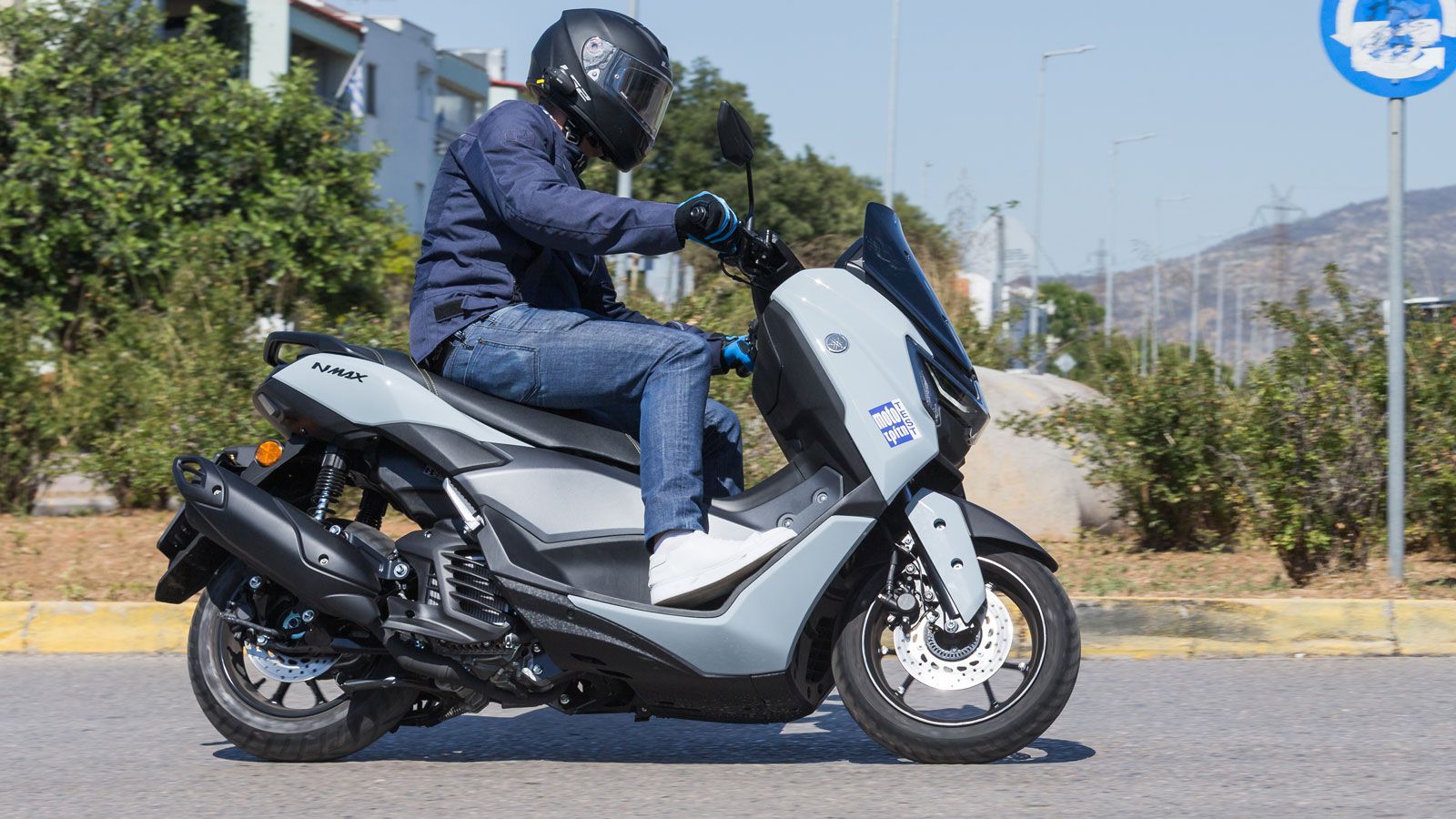 Από το πρώτο κιόλας φανάρι, η συνολική του συμπεριφορά αποπνέει σιγουριά – όχι με φανφάρες, αλλά με ρυθμό και ακρίβεια σκηνοθέτη. Όλα εξελίσσοντ