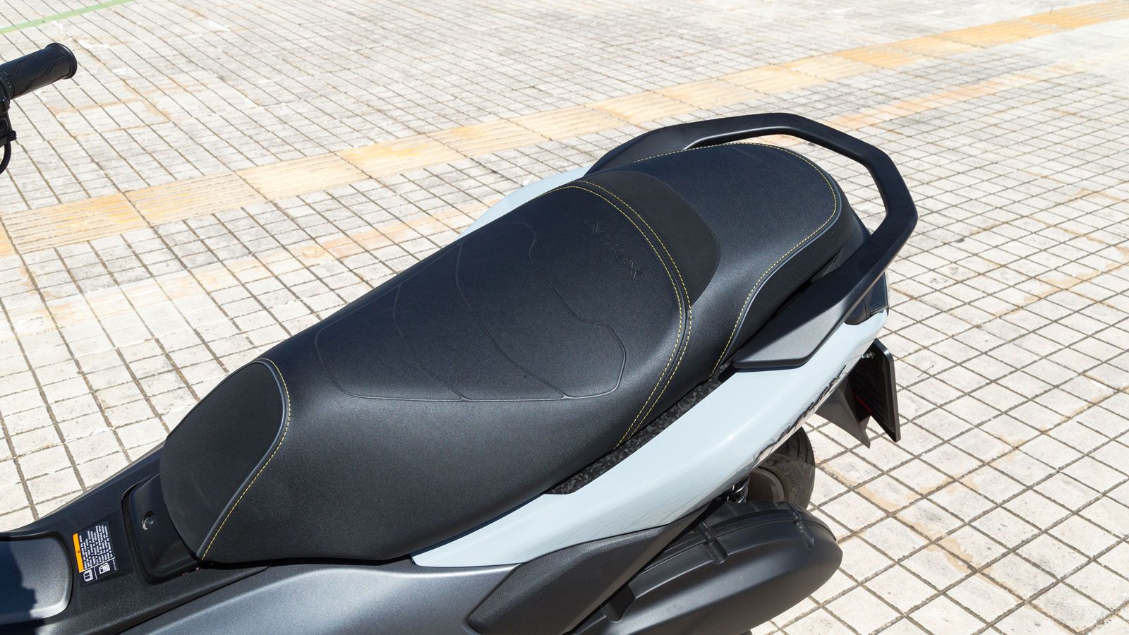 Η σέλα βρίσκεται χαμηλά, στα 770 χιλιοστά, διευκολύνοντας την πρόσβαση ακόμη και για οδηγούς μετρίου αναστήματος, ενώ η γενναιόδωρη επιφάνεια της προσ