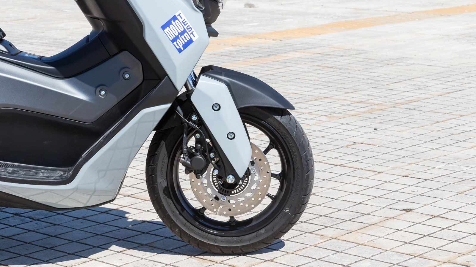 Στο εμπρός μέρος, φέρει συμβατικό τηλεσκοπικό πιρούνι, ενώ πίσω διπλό ρυθμιζόμενο ως προς την προφόρτιση αμορτισέρ, με διαφορετικά ελατήρια αυξημένης 