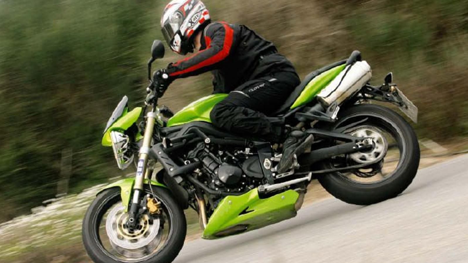 Η Triumph πήρε μεγάλο μέρος της τεχνολογίας του Daytona 675, αφαίρεσε τα πλαστικά, τοποθέτησε ψηλό τιμόνι και δημιούργησε μία naked με όρθια εργονομία