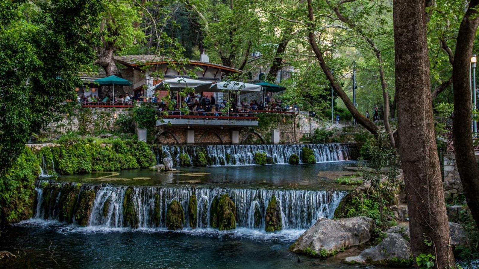 Το πιο χαρακτηριστικό σημείο της Λιβαδειάς είναι χωρίς αμφιβολία οι Πηγές Κρύας. Εκεί ουσιαστικά βρίσκεται και η «καρδιά» της βόλτας.