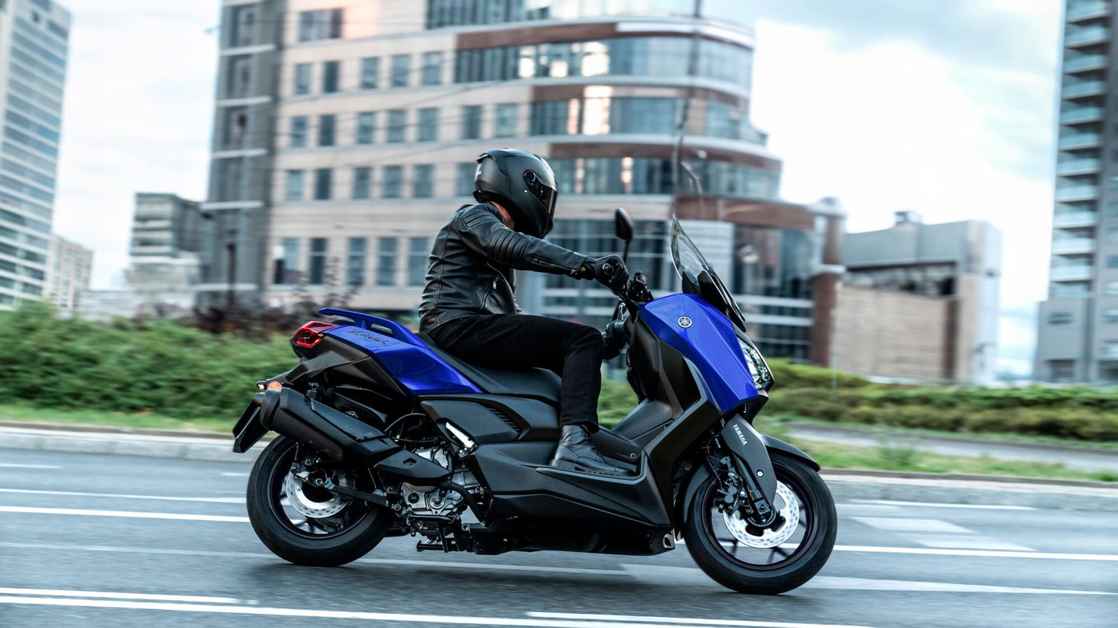 Ο μονοκύλινδρος κινητήρας Blue Core των 292 κ.εκ. αποδίδει 28 ίππους και 29 Nm ροπής, προσφέροντας άμεση επιτάχυνση και γραμμική λειτουργία τόσο μέσα 