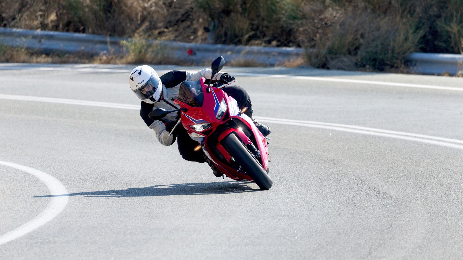 Η Honda θέλησε να δώσει στην κατηγορία των μεσαίων sport μοτοσυκλετών ένα μοντέλο που θα συνδυάζει καθημερινή χρηστικότητα με τον χαρακτήρα ενός τετρα