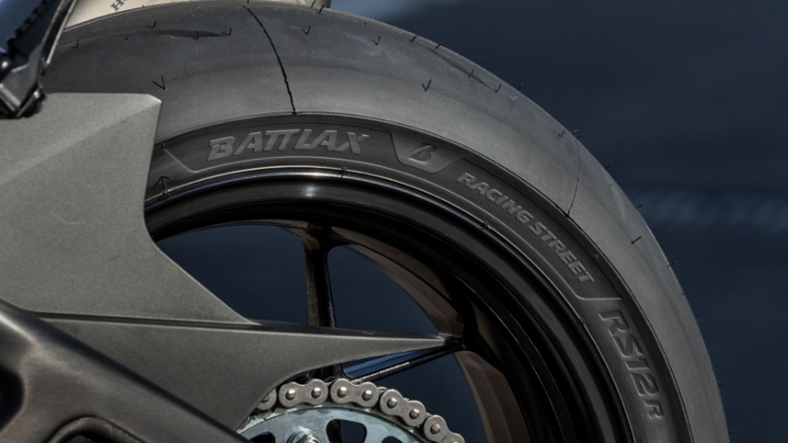 Η τεχνολογία 3LC (Three Layer Compound) της Bridgestone χρησιμοποιεί διαφορετικές γόμες στο ίδιο ελαστικό, με πιο σκληρή σύνθεση στο κέντρο και πιο μα
