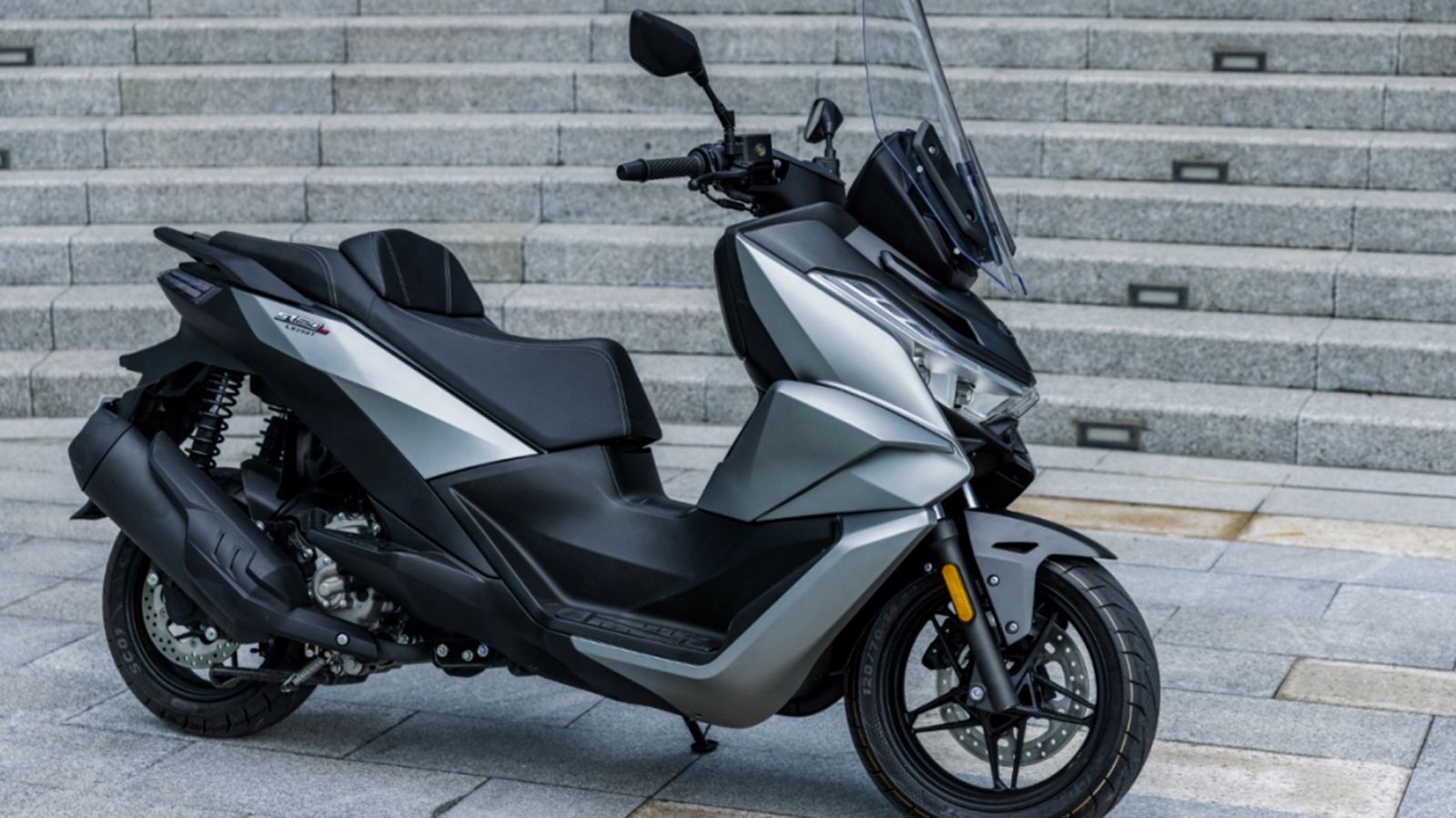 Για ένα scooter με 244 κ.εκ. και 26 ίππους, η συγκεκριμένη τιμή το φέρνει σε επίπεδα που μέχρι πρόσφατα συναντούσες κυρίως σε μικρότερους κυβισμούς.