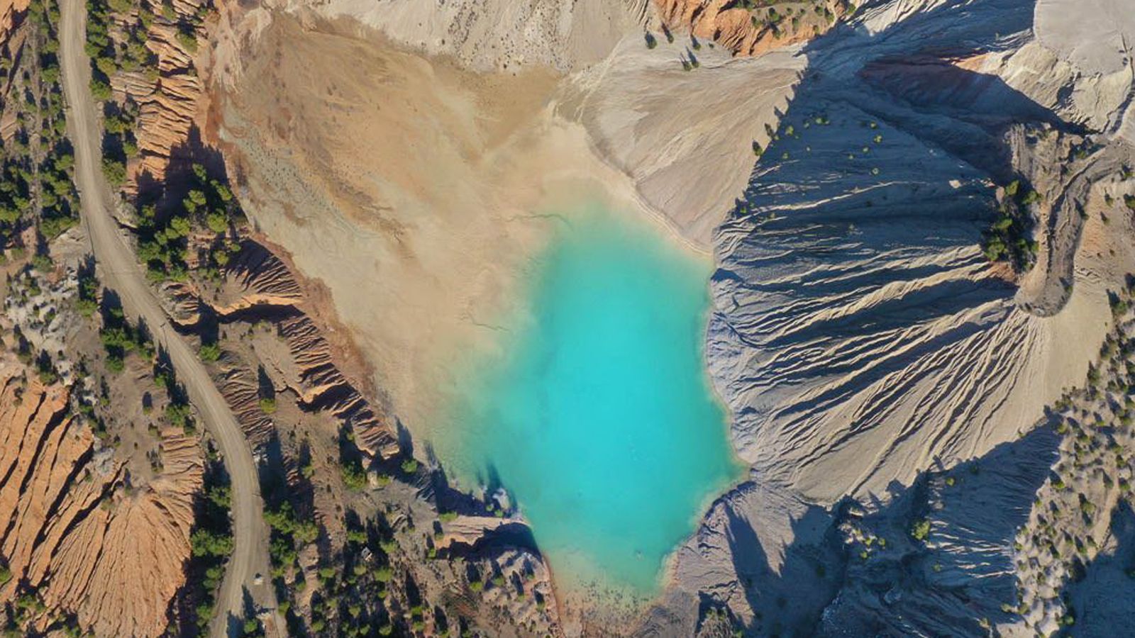  Είναι το μέρος που θα σταματήσεις, θα πάρεις ανάσα και θα αποφασίσεις αν θα συνεχίσεις προς τις λίμνες – και πίστεψέ μας, αξίζει. Ότι και αν απ