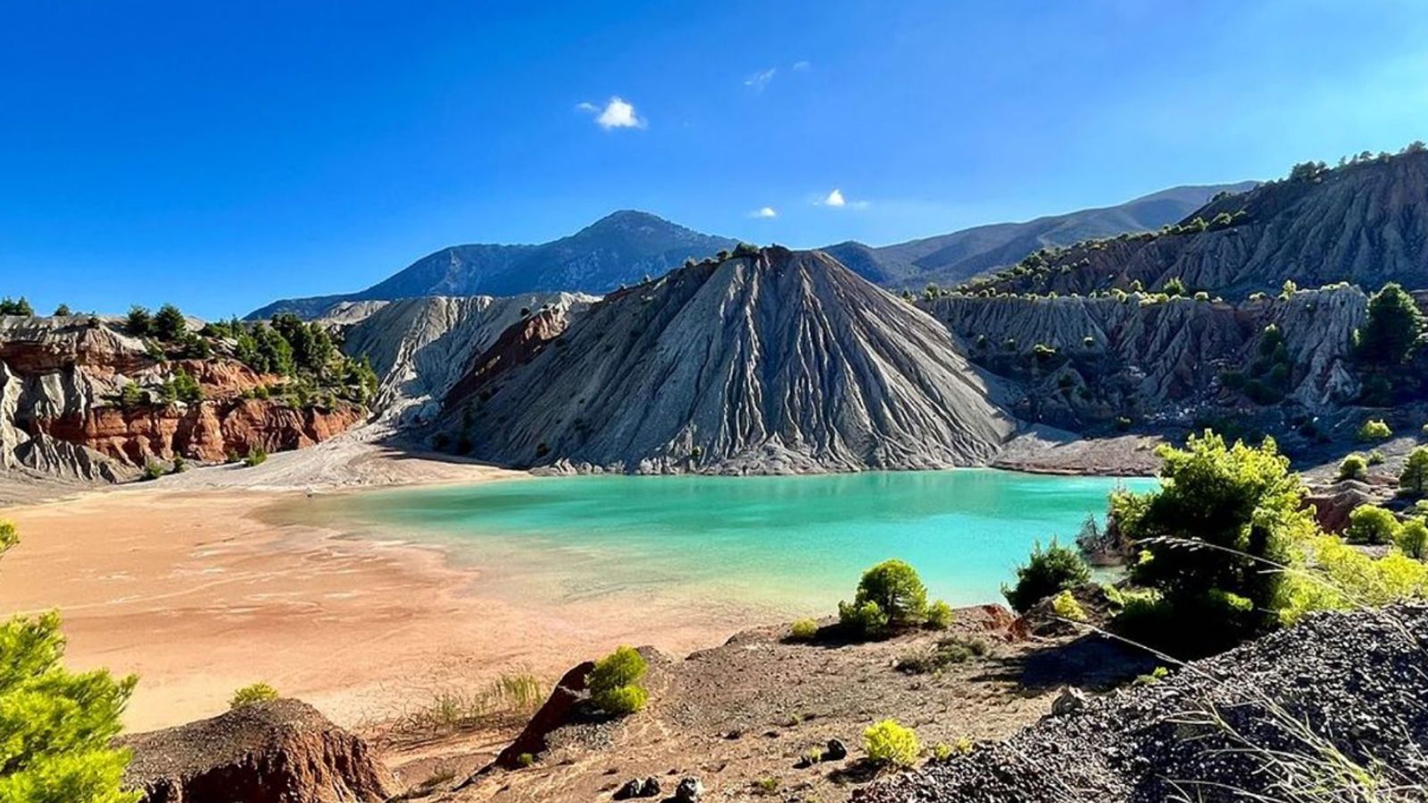 Αν όμως ανήκεις σε αυτούς που «τρώγονται» για κάτι παραπάνω, τότε η συνέχεια γράφεται προς τη Λίμνη Ηχώ και τελικά τη Λίμνη Κόλα. Εδώ το τοπίο γίνεται