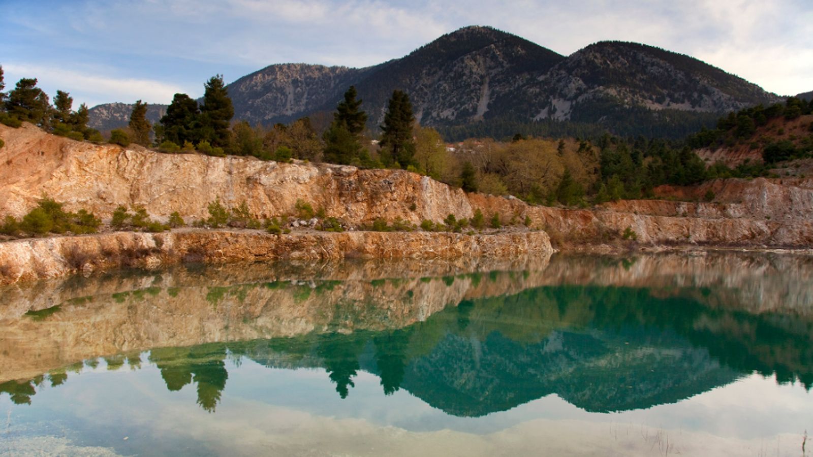  Είναι το μέρος που θα σταματήσεις, θα πάρεις ανάσα και θα αποφασίσεις αν θα συνεχίσεις προς τις λίμνες – και πίστεψέ μας, αξίζει. Ότι και αν απ