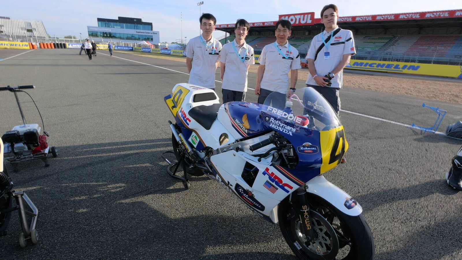 Στο MotoGP του Le Mans και στο Sunday Ride Classic στην πίστα Paul Ricard, οι φίλοι των αγώνων είδαν από κοντά ιστορικές Honda όπως η NSR500 του Fredd