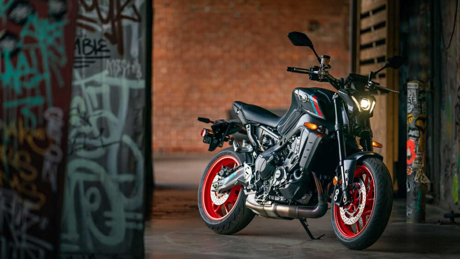 Το 2021 η Yamaha παρουσίασε μία ολοκληρωτικά ανανεωμένη MT-09, με την τρίτη γενιά να είναι πολύ περισσότερο από ένα απλό facelift