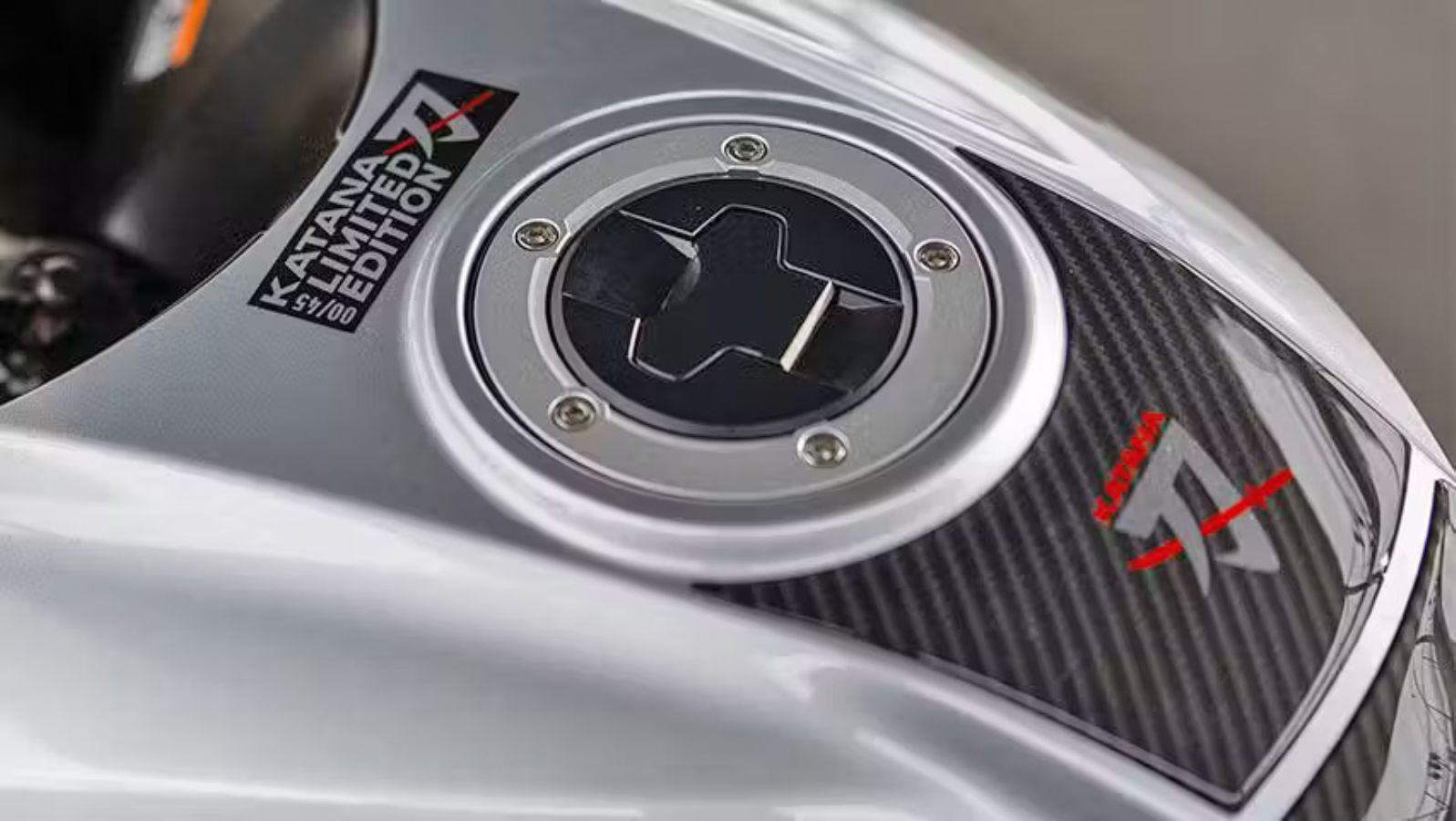 Ένα από τα πιο χαρακτηριστικά στοιχεία είναι το αριθμημένο αυτοκόλλητο περιορισμένης παραγωγής, το οποίο εμφανίζεται στη μορφή (xx/45) και πιστοποιεί 