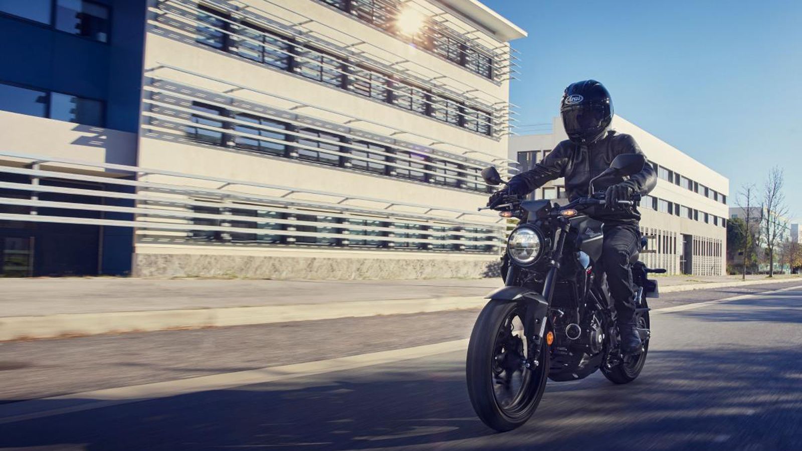 Είναι ελαφρύ, ευέλικτο και φτιαγμένο για να τραβάει βλέμματα, είτε κινείται στην πόλη είτε σε επαρχιακές διαδρομές. Το CB300R απευθύνεται σε αναβάτες 