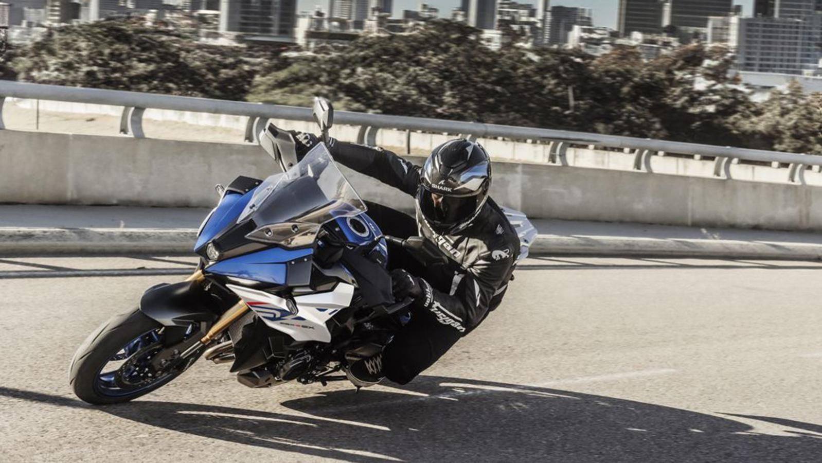  Το μοντέλο ενσωματώνει DNA από τη σειρά GSX-R, αλλά το μετατρέπει σε ένα πολυεργαλείο για κάθε χρήση: από επιθετική σπορ οδήγηση μέχρι πολύωρα ταξίδι