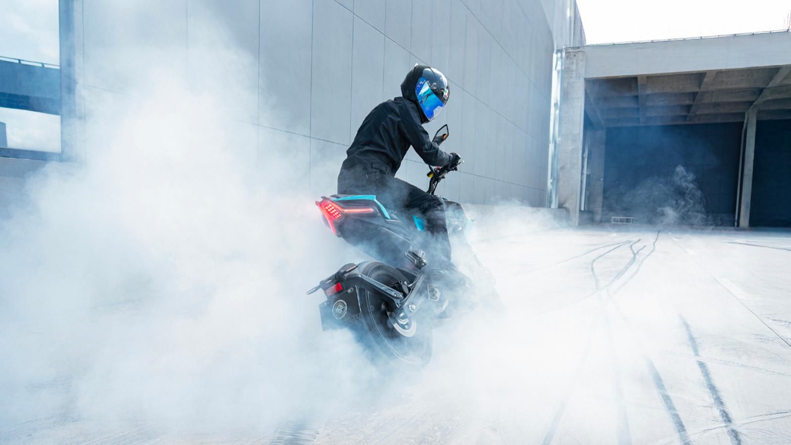 Η σχεδίασή της ακολουθεί αιχμηρές γραμμές, με compact σιλουέτα και στοιχεία που παραπέμπουν σε πιο αγωνιστικά μοντέλα, χωρίς όμως να χάνει τον καθημερ