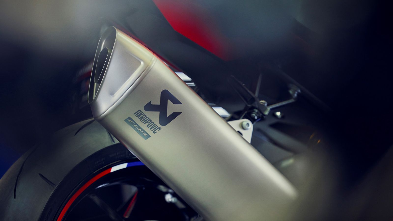 Με δύο επίπεδα ρυθμίσεων στο ABS, ελαφρύτερη εξάτμιση τιτανίου Akrapovic, quickshifter αποτελεί μία πιο αγωνιστική έκδοση μιας ήδη αγωνιστικής μοτοσυκ