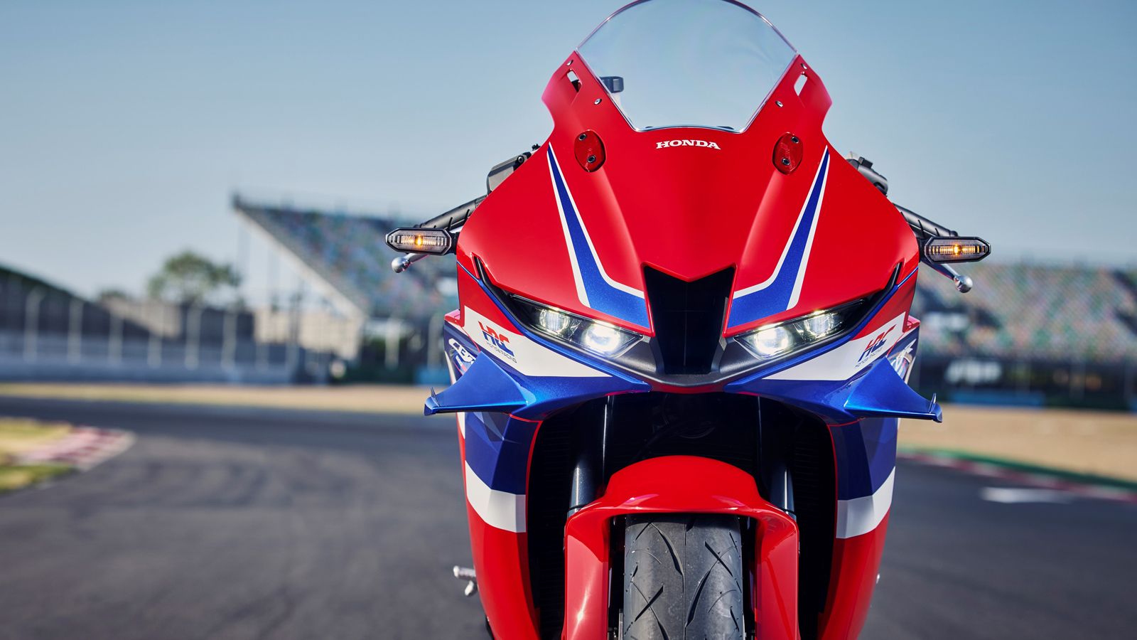 Σημαντικό ρόλο παίζει και η αεροδυναμική, με winglets εμπνευσμένα από το RC213V-S, που αυξάνουν την κάθετη δύναμη και βελτιώνουν τη σταθερότητα σε υψη