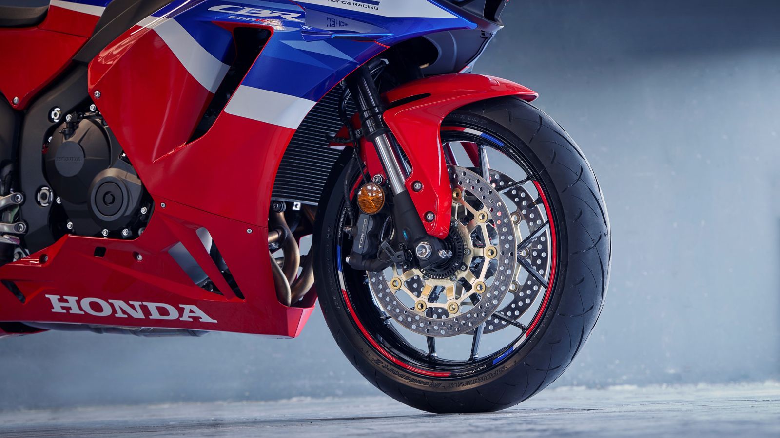 Το εμπρός σύστημα φρένων διαθέτει πλευστούς δίσκους 310mm με δύο ακτινικά τοποθετημένες τετραπίστονες δαγκάνες, ενώ πίσω υπάρχει ένας μονός δίσκος 220