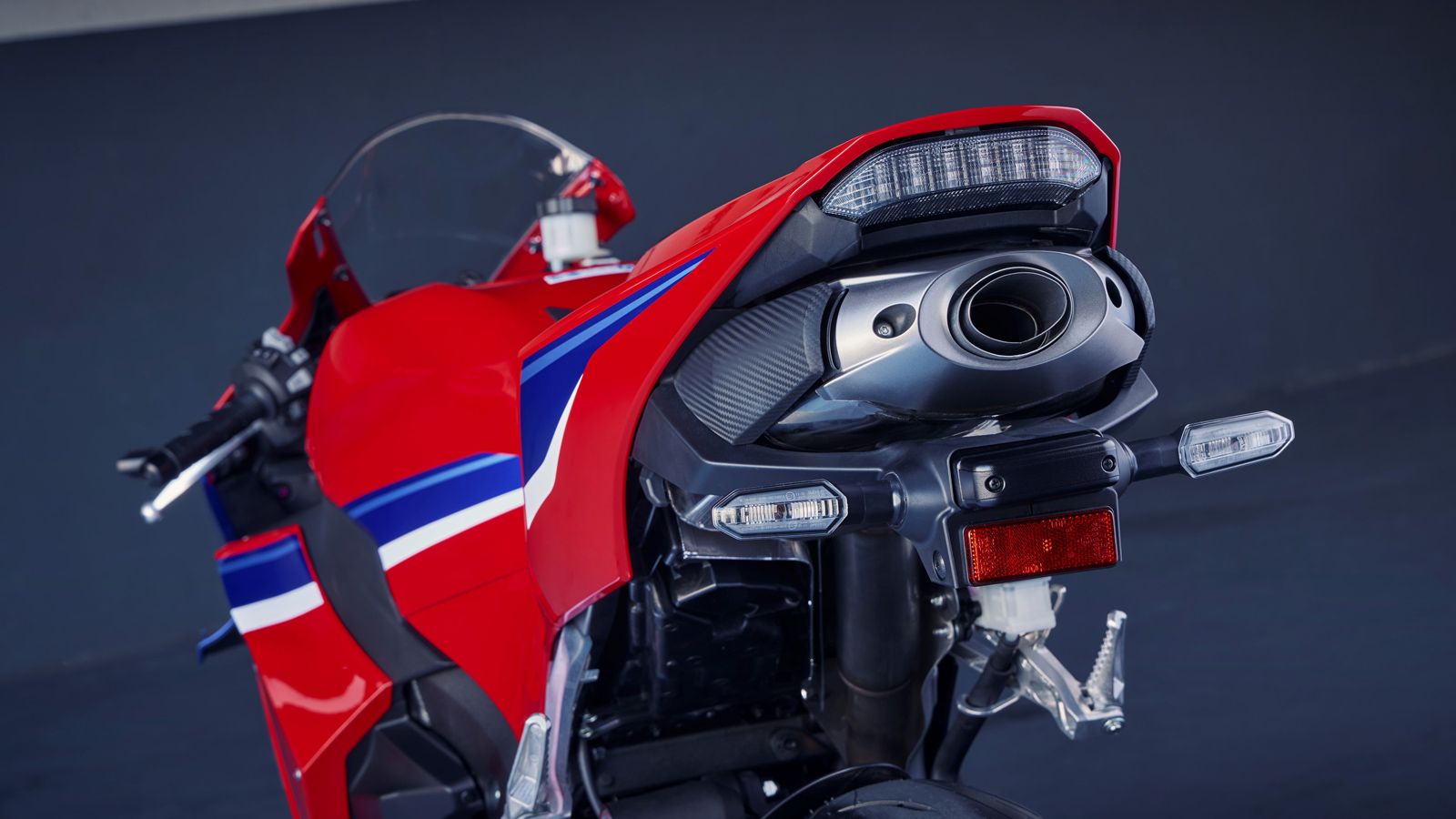 Η εξάτμιση τοποθετημένη πίσω στο κέντρο της σέλας διατηρεί την αισθητική του αρχικού μοντέλου και ολοκληρώνει την σπορ εικόνα του συνόλου. 