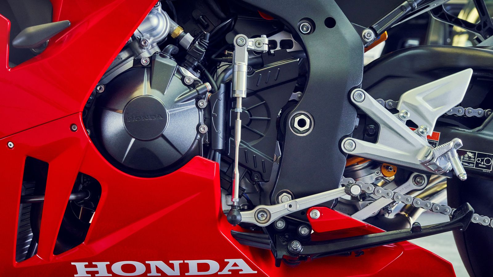 Με δύο επίπεδα ρυθμίσεων στο ABS, ελαφρύτερη εξάτμιση τιτανίου Akrapovic, quickshifter αποτελεί μία πιο αγωνιστική έκδοση μιας ήδη αγωνιστικής μοτοσυκ