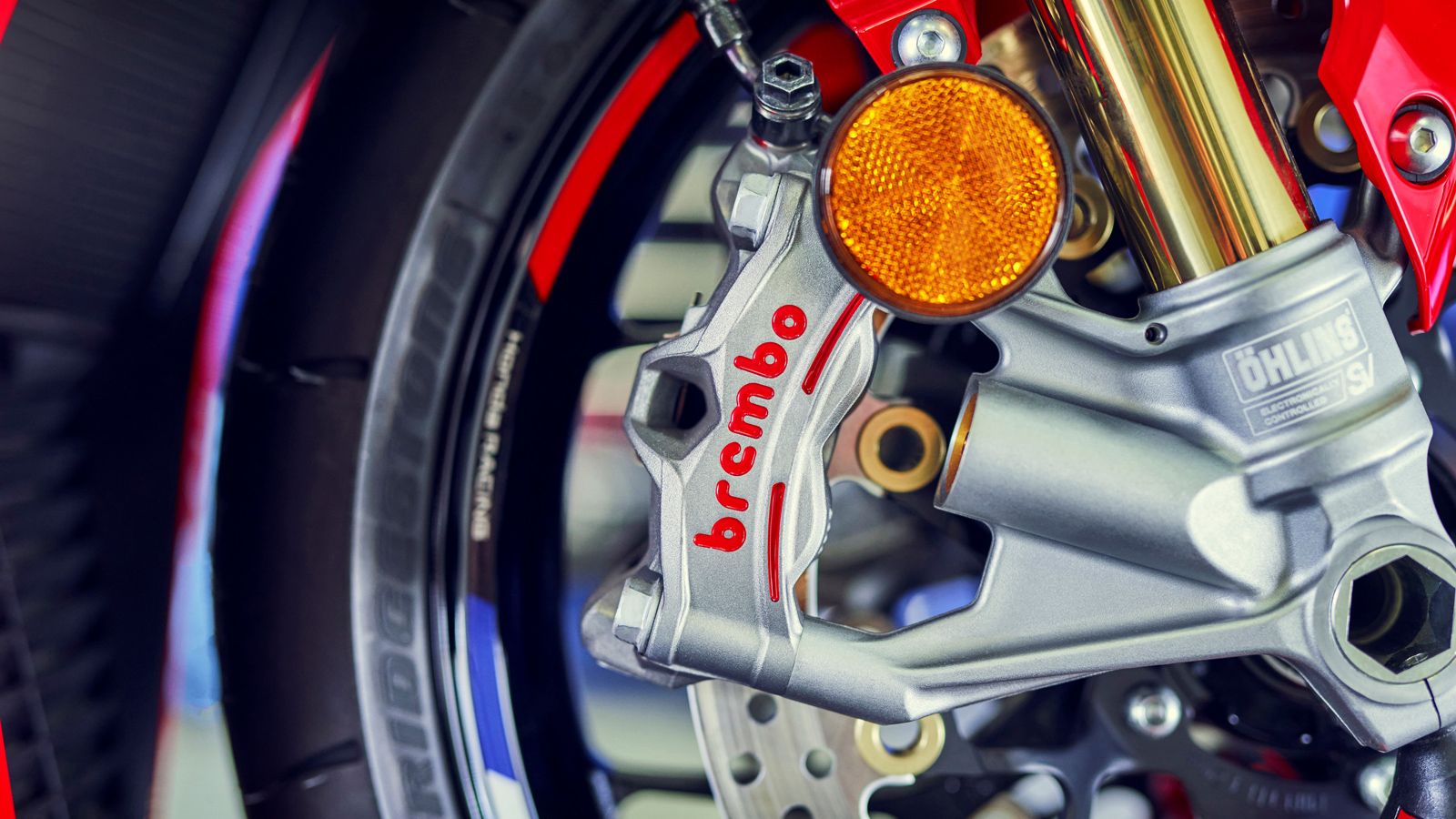 Η έκδοση SP βασίζεται στην ίδια πλατφόρμα, αλλά ανεβάζει το επίπεδο σε αγωνιστικά στάνταρ. Διαθέτει αναρτήσεις Öhlins Smart Electronic Control (S