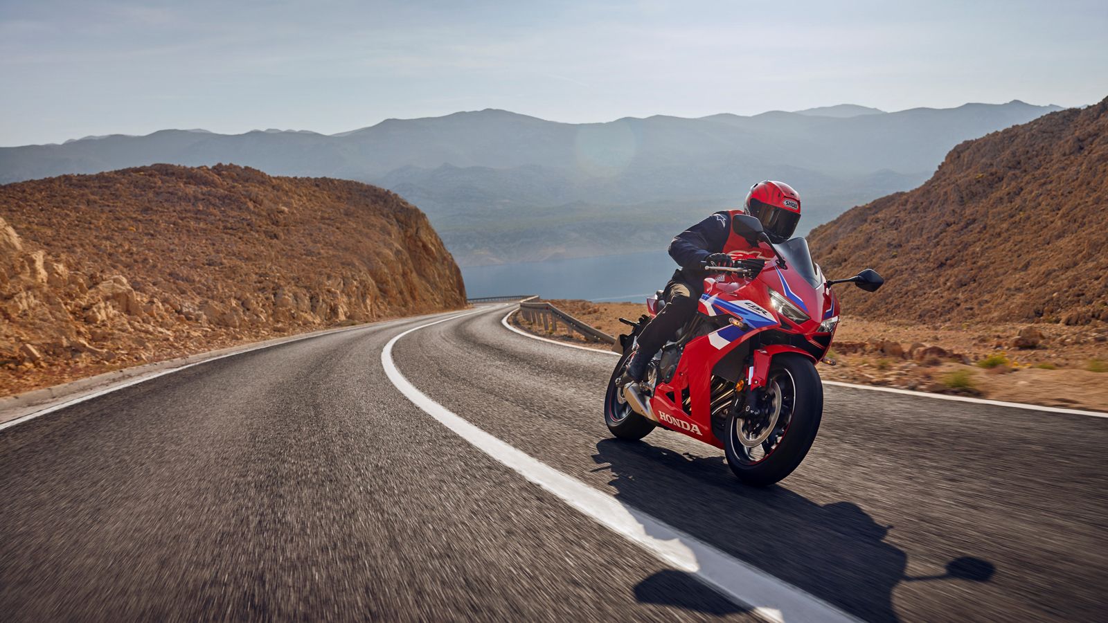 Η Honda πέτυχε να παντρέψει την απόλαυση της τετρακύλινδρης λειτουργίας με την καθημερινή πρακτικότητα, καθιστώντας το μοντέλο σύμβολο ισορροπίας ανάμ