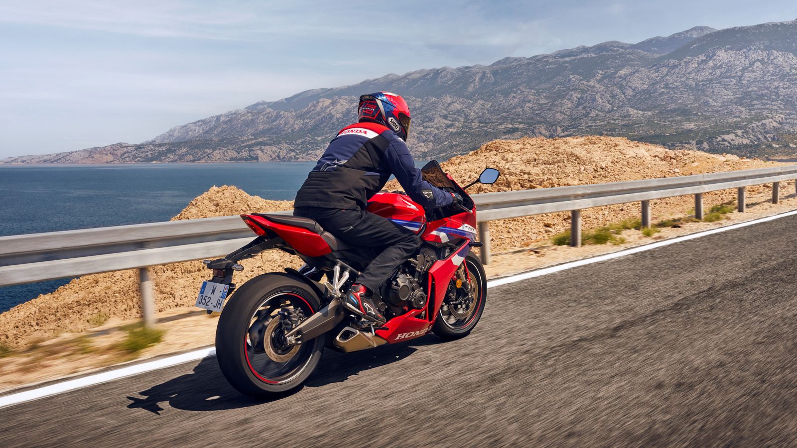 Η Honda πέτυχε να παντρέψει την απόλαυση της τετρακύλινδρης λειτουργίας με την καθημερινή πρακτικότητα, καθιστώντας το μοντέλο σύμβολο ισορροπίας ανάμ