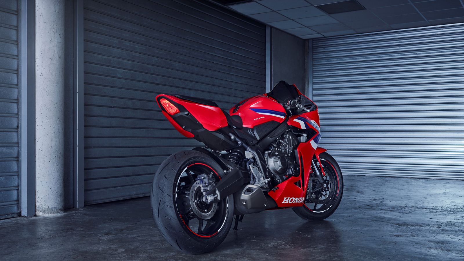 Είναι μια μοτοσυκλέτα που μπορεί να κάνει πολλά πράγματα– από commuting μέχρι σβέλτες διαδρομές – με στιλ και τεχνολογία αιχμής.