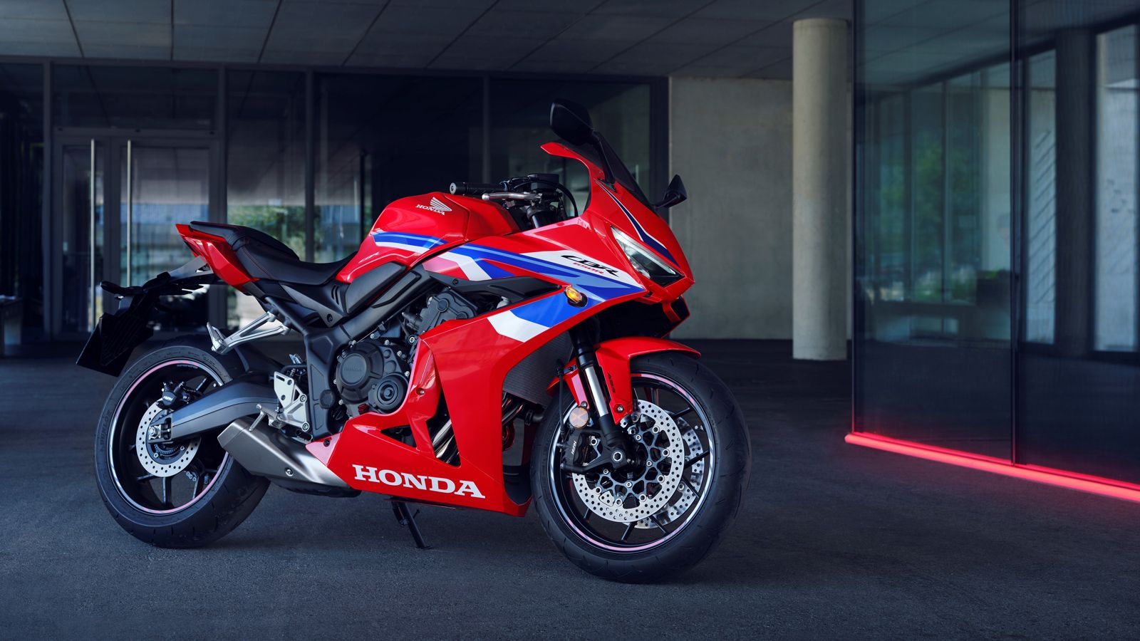 Είναι μια μοτοσυκλέτα που μπορεί να κάνει πολλά πράγματα– από commuting μέχρι σβέλτες διαδρομές – με στιλ και τεχνολογία αιχμής.