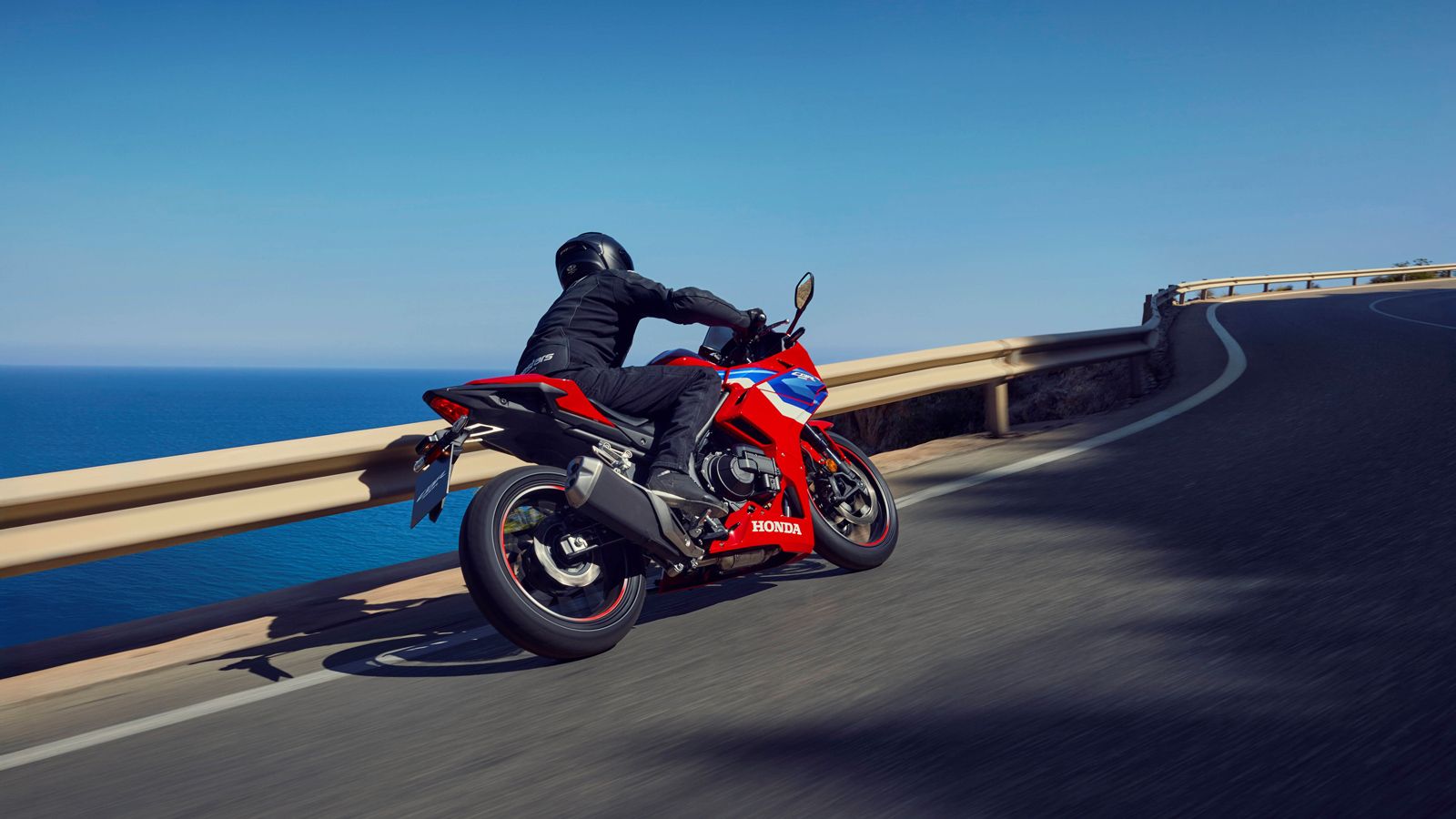 Η ανανεωμένη έκδοση του Honda CBR500R για το 2026 έρχεται να ενισχύσει ακόμη περισσότερο τον χαρακτήρα της ως “baby Fireblade”, φέρνοντας 