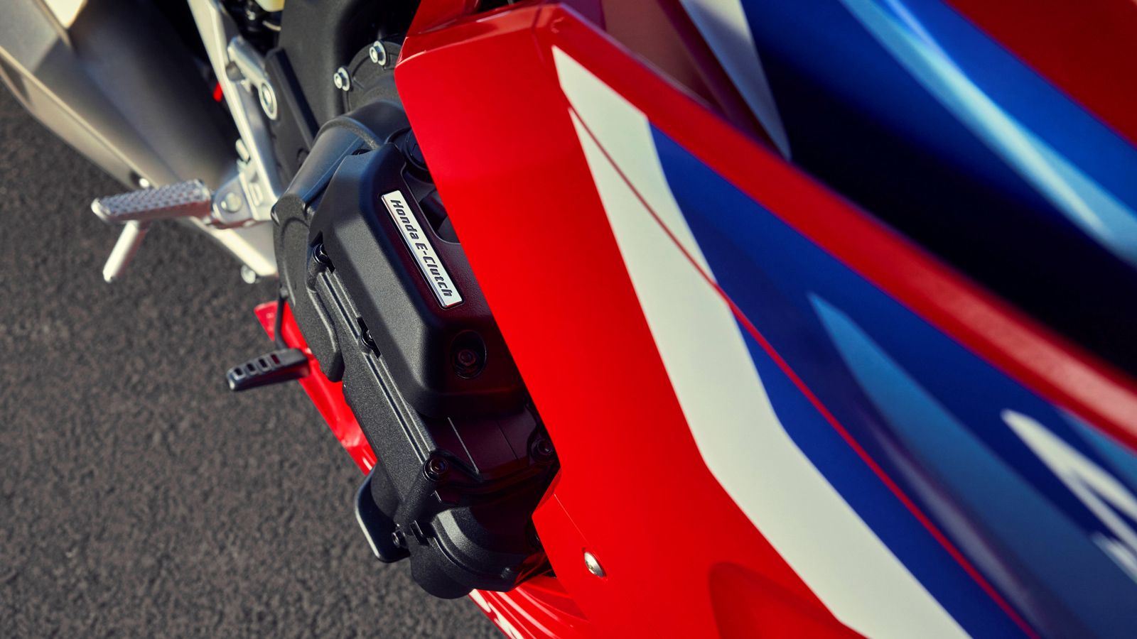 Το σημαντικότερο νέο στοιχείο είναι η προσθήκη του Honda E-Clutch, ενός καινοτόμου συστήματος που αλλάζει τον τρόπο οδήγησης, επιτρέποντας αλλαγές ταχ