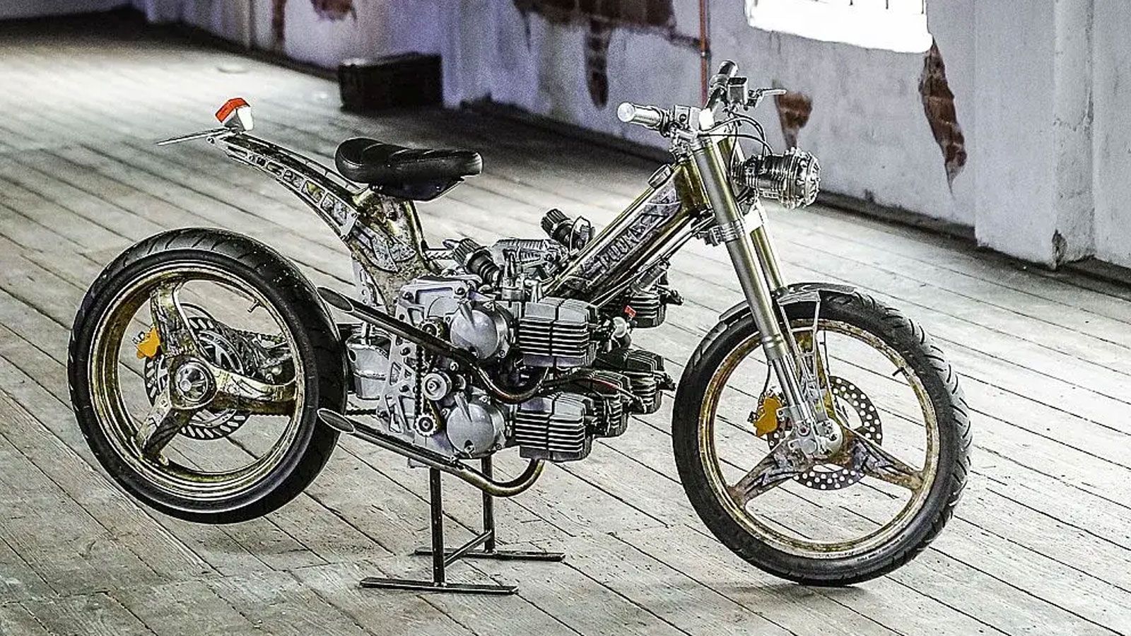 Η βάση του project είναι ένα Puch Maxi S του 1976, ένα ταπεινό μοτοποδήλατο 48,8 κυβικών που χρησιμοποιούσαν οι μαθητές στη Γερμανία τις δεκαετίες του