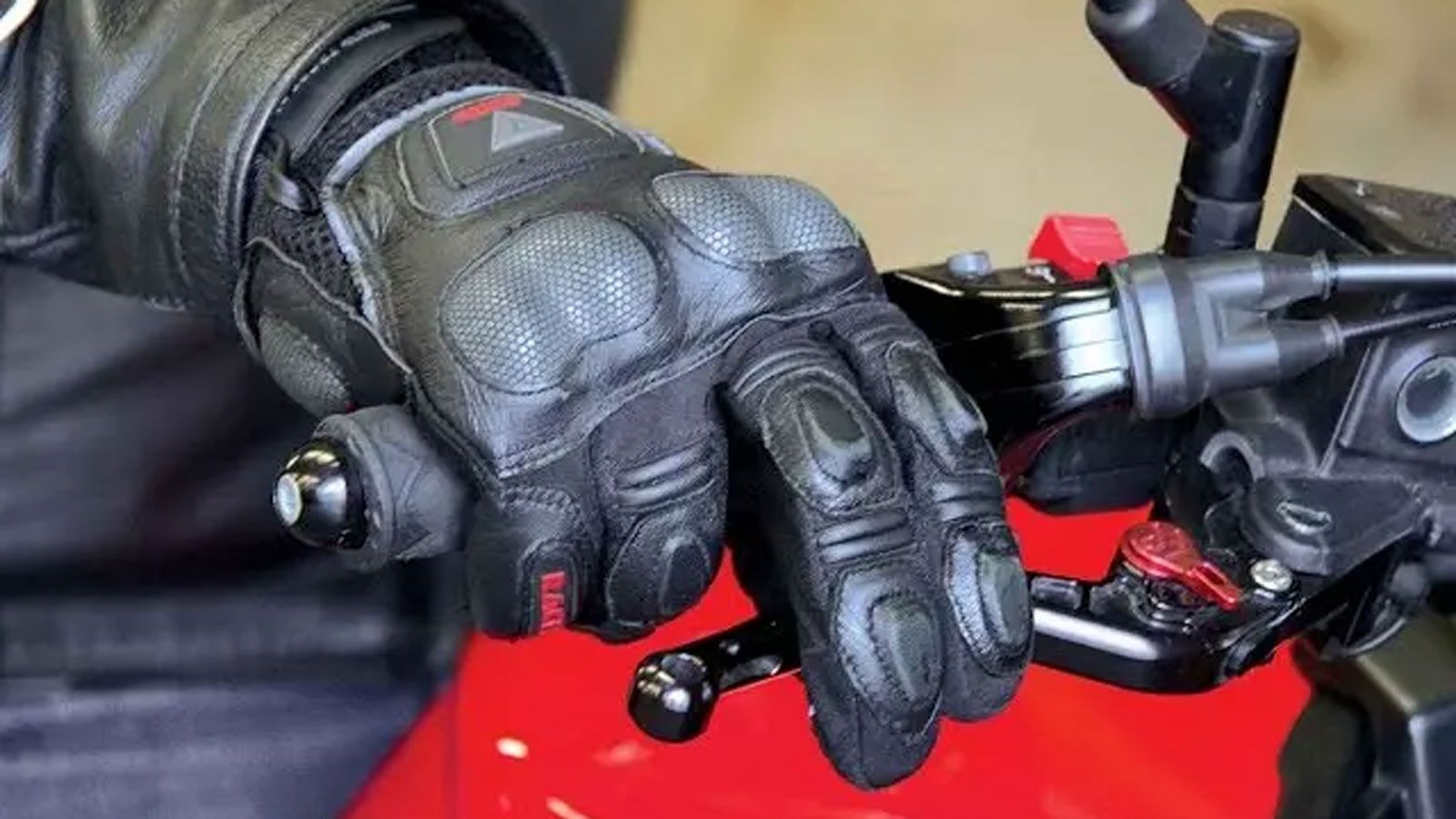 Πώς να ρυθμίσεις σωστά τα χειριστήρια της μοτοσυκλέτας σου για μέγιστη ασφάλεια
