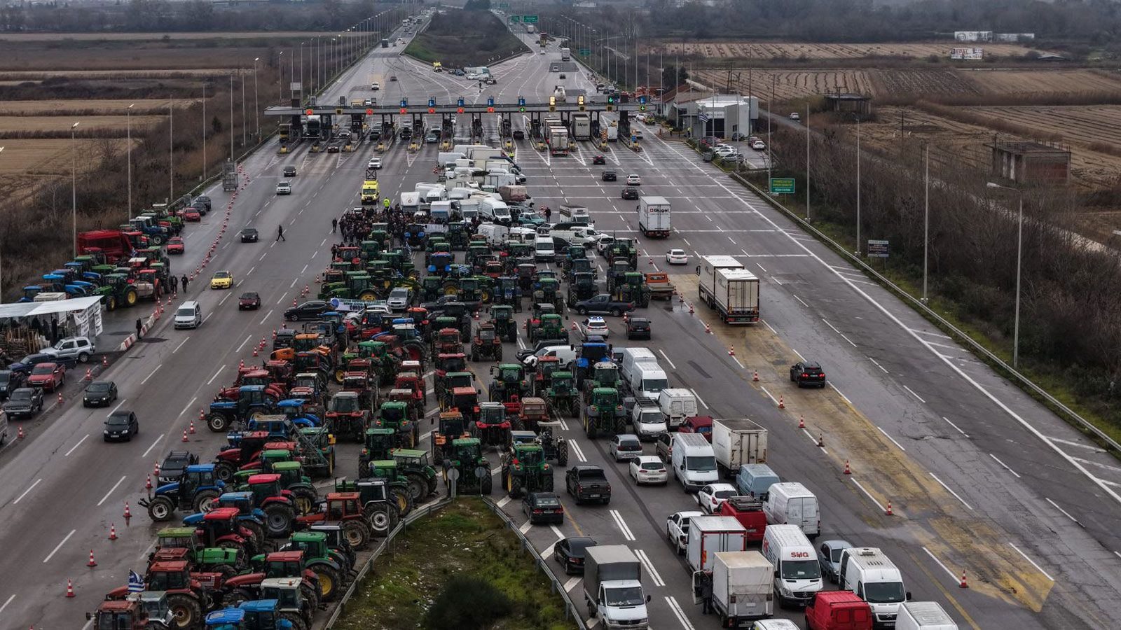 Οι κινητοποιήσεις δεν περιορίζονται στον βασικό κορμό της χώρας. Από σήμερα στις 10:00 το πρωί, οι αγρότες προχωρούν σε διήμερο αποκλεισμό της Υψηλής 