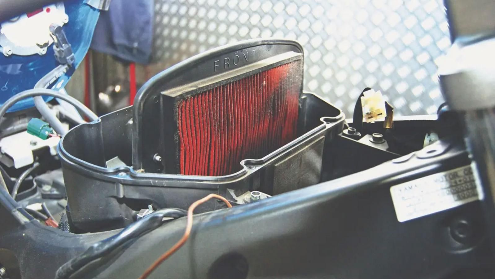 Φίλτρο αέρα μοτοσυκλέτας τοποθετημένο μέσα στο φιλτροκούτι πριν την αντικατάσταση ή τον καθαρισμό.