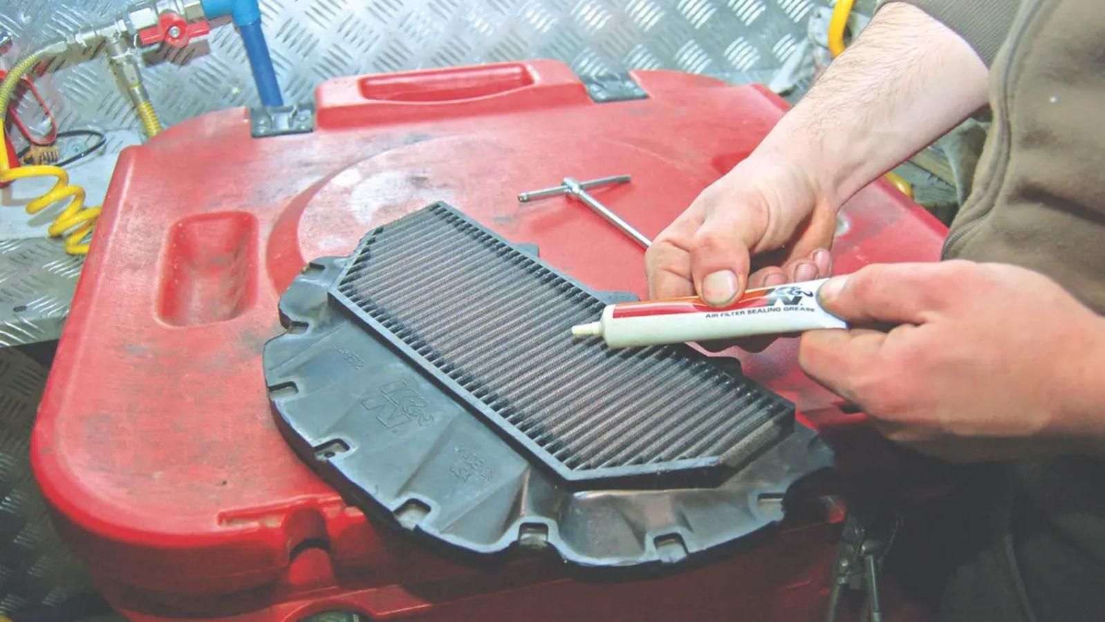 Εφαρμογή γράσου στεγανοποίησης σε φίλτρο αέρα K&N πριν την επανατοποθέτηση στη μοτοσυκλέτα.