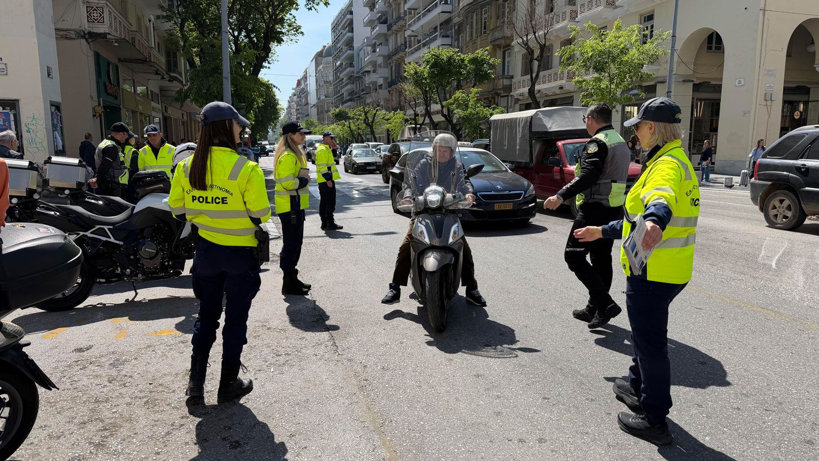 Κοινή Δράση Οδικής Ασφάλειας στη Θεσσαλονίκη: Ενημέρωση και Διανομή Κρανών από Α.ΜΟΤ.Ο.Ε., ΜΟΤ.Ο.Ε., Μ.Ο.Θ. και Τροχαία.
