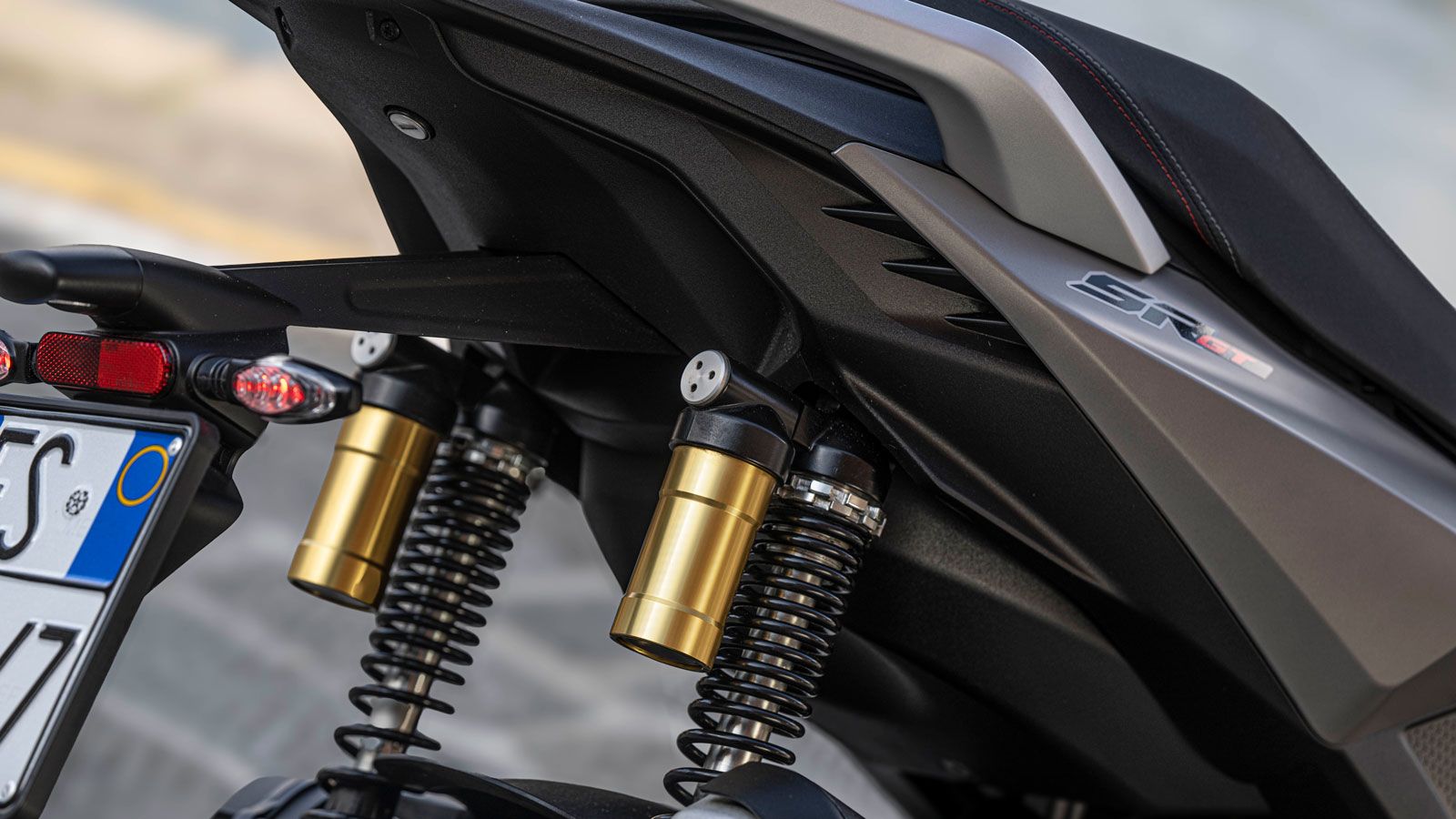 Το ανεστραμμένο πιρούνι 41χιλ. στηρίζεται σε διπλή τιμονόπλακα, ενώ τα διπλά αμορτισέρ έρχονται με εξωτερικό δοχείο αζώτου με δυνατότητα προφόρτισης ε