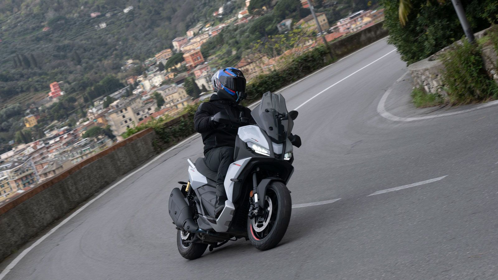 Χαρίζει γρήγορες εκκινήσεις στα φανάρια και άνεση στις υψηλές ταχύτητες ταξιδιού. Το νέο βέβαια εδώ, είναι ο τρόπος που αποδίδονται αυτοί οι 36 ίπποι.