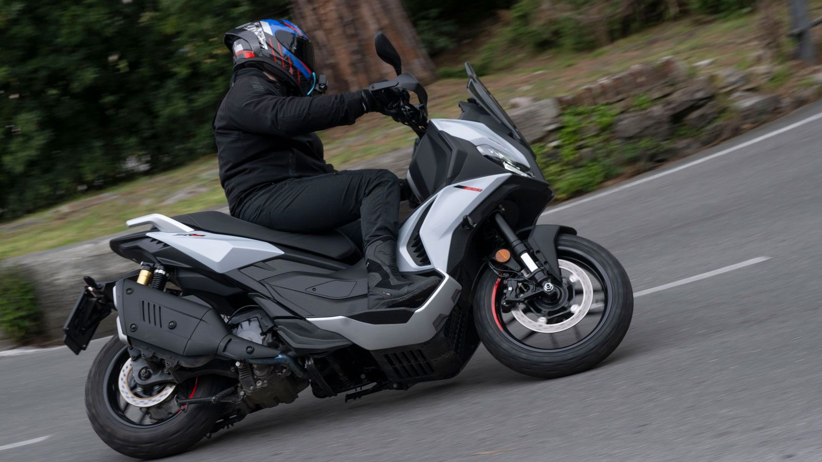  Η διάταξη της ατσάλινου πλαισίου διπλής ραχοκοκαλιάς παραπέμπει σε μοτοσυκλέτα με τον κινητήρα να βρίσκεται μέσα σε αυτό.