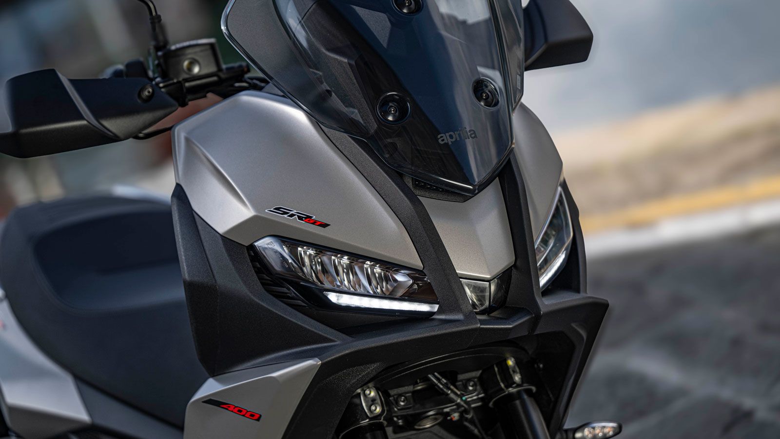 Με εξαίρεση τα μπροστινά φλας που προεξέχουν, το SR GT  διαθέτει μια καθαρή δυναμική σιλουέτα που δεν θυμίζει σε κλασικό scooter, αλλά crossover κατασ