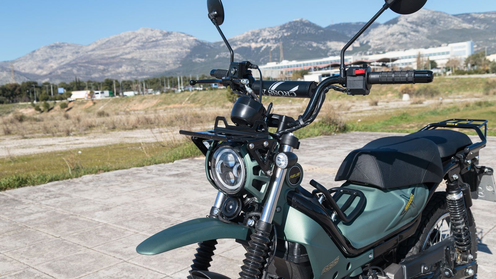 Το στρογγυλό LED φανάρι εμπρός παραπέμπει σε κλασικές γραμμές